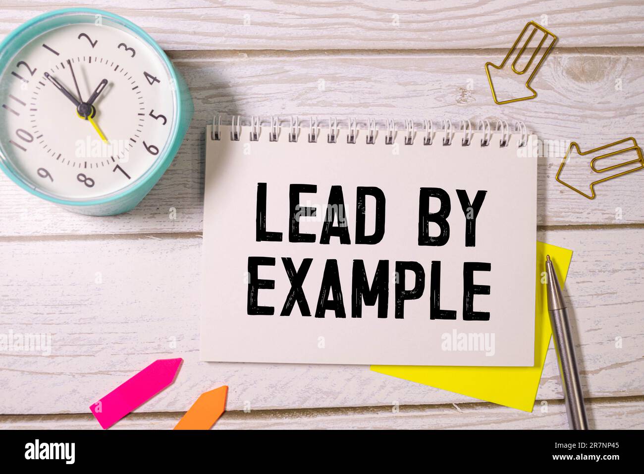 Foglio di carta bianca con testo piombo per esempio sul laptop nero. Foto Stock