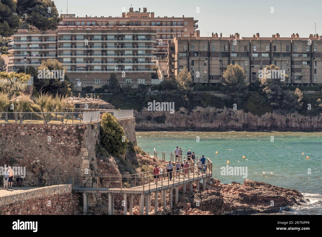 Tortuosa strada costiera che passa attraverso le insenature e le spiagge tra Pilons e il faro di Capo Salou. Tarragona, Costa d'Oro, Catalogna. Foto Stock