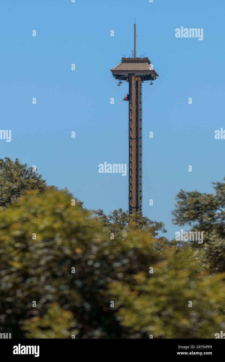 Grande torre di oltre 115 metri di altezza, Hurakan Condor, a Port Aventura, Salou, Costa Daurada, Provincia di Tarragona, Catalogna, Spagna, Europa. Foto Stock