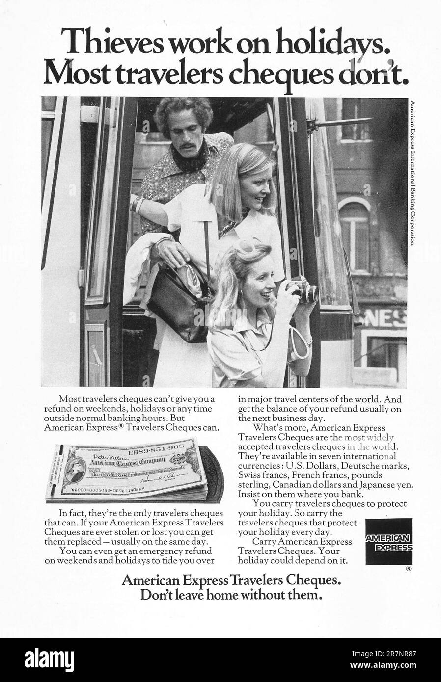 Pubblicità di assegni turistici della Bank of America su una rivista Natgeo 1975 Foto Stock