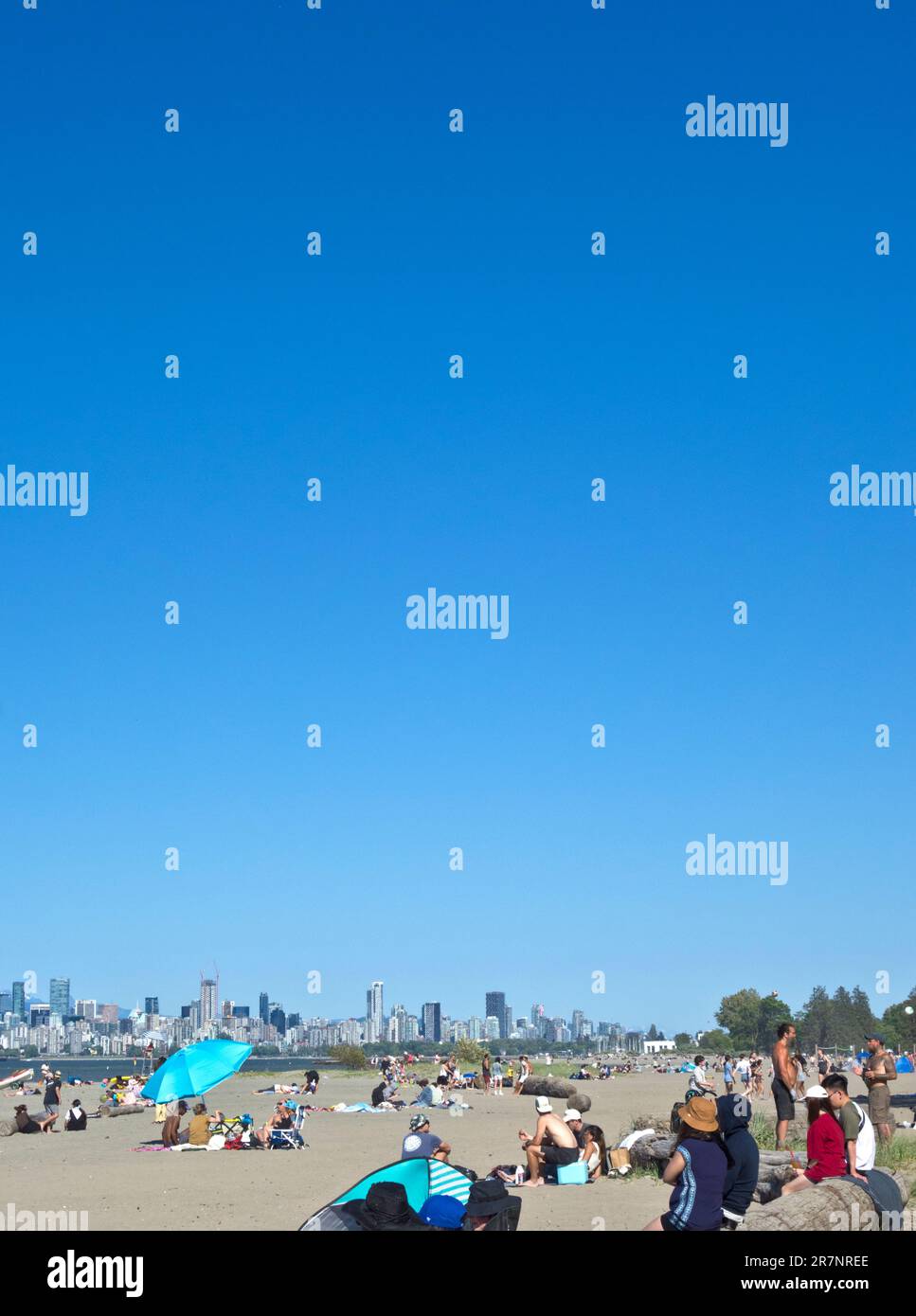 Molti ospiti che si divertono sulla spiaggia di Spanish Banks nella città di Vancouver, British Columbia, Canada. Vancouver spiaggia scena 2023 giugno. Foto Stock