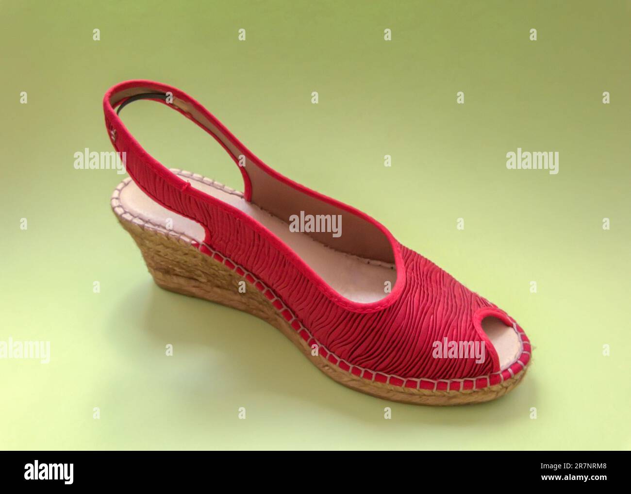 Scarpa rossa donne isolata su sfondo verde Foto Stock