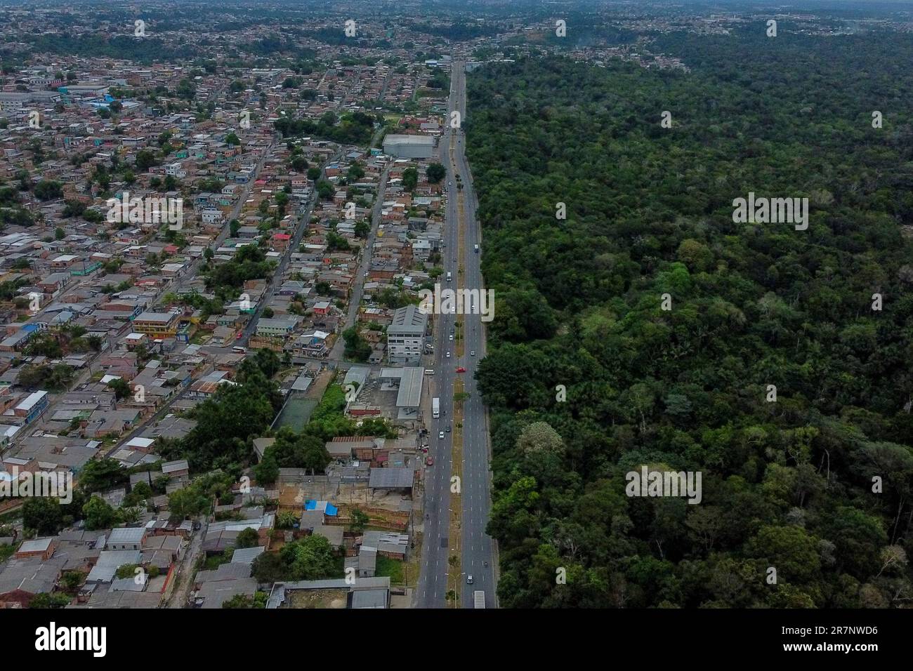 Manaus, Brasile. 16th giugno, 2023. AM - MANAUS - 06/16/2023 - MANAUS, IMMAGINI DRONI, URBAN ADVANCE, FOREST - immagini droni mostrano parte della Riserva ambientale Adolfo Ducke, nel quartiere Cidade de Deus, a nord della città di Manaus nello Stato di Amazonas, questo Venerdì- fiera (16) Foto: Suamy Beydoun/AGIF/Sipa USA Credit: Sipa USA/Alamy Live News Credit: Sipa USA/Alamy Live News Foto Stock