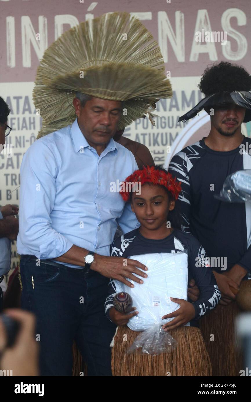 Salvador, Brasile. 16th giugno, 2023. 5th edizione del campo Terra Livre Bahia, con la presenza del Governatore Jerônimo Rodrigues, questo Venerdì pomeriggio (16), nella zona esterna dell'Assemblea legislativa di Bahia (Alba), a Salvador, (BA). Nella foto, il governatore Jerônimo Rodrigues consegna uniformi agli atleti indigeni. Credit: Mauro Akin Nassor/FotoArena/Alamy Live News Foto Stock