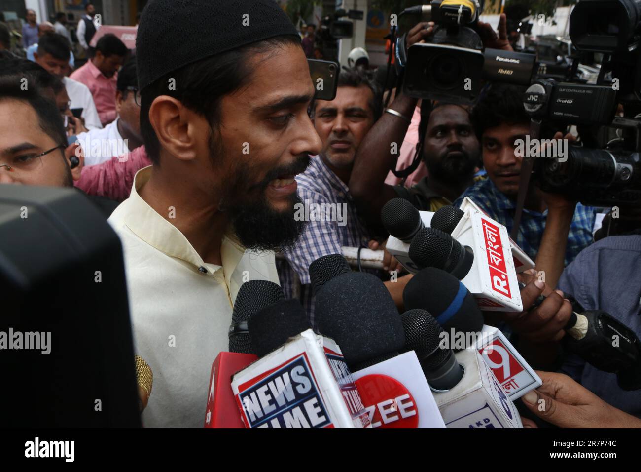 Kolkata, Bengala Occidentale, India. 15th giugno, 2023. Fronte secolare indiano (ISF) Naushad Siddiqui interagisce con i media sulla questione della violenza e dell'omicidio di un partito dell'ISF a Bhangar, Sud 24 Parganas durante l'ultimo giorno di deposito di nomina in Bengala Panchayet elezione presunta da Trinamool Congress (TMC) di fronte al Bengala occidentale ufficio della Commissione elettorale dello Stato. (Credit Image: © Dipa Chakraorty/Pacific Press via ZUMA Press Wire) SOLO PER USO EDITORIALE! Non per USO commerciale! Foto Stock