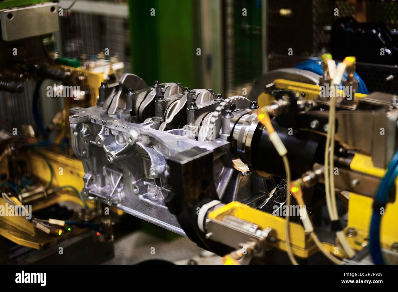 Motore per auto illuminato su banco di prova nell'officina dello stabilimento di produzione Foto Stock