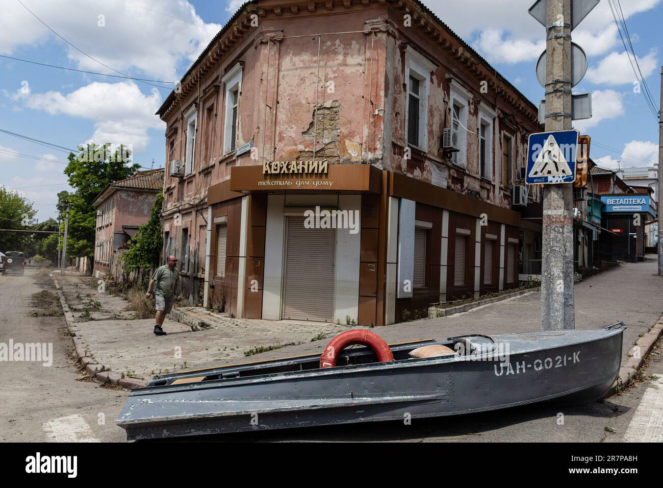 Una barca vista in un'ex zona di alluvione causata dalla breccia di Kakhovka a Kherson. Dopo la distruzione della falla della diga di Kakhovka, vaste aree di Kherson sono ora allagate. Entro il 12 giugno, sono state segnalate almeno 10 persone morte nelle alluvioni e 42 disperse dai funzionari, e 40.000 persone situate in territorio ucraino e russo sono state colpite dalla violazione della diga. Il 15 giugno, il livello delle acque di alluvione a Kherson Oblast è sceso a 1,98 metri, secondo l'amministrazione regionale. Kherson, la città che un tempo era occupata dalle forze russe, è stata liberata per ultima Foto Stock