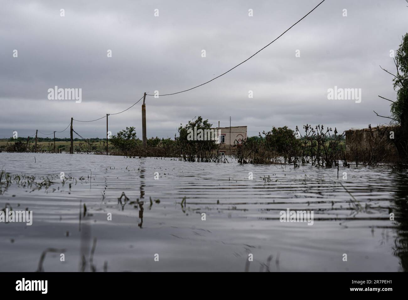 Una casa è vista mezzo allagata di acqua in Mykhailivka. Mentre il livello dell'acqua di Kherson inizia a scendere, i residenti della città Ucraina meridionale ritornano nella loro casa allagata per affrontare le conseguenze, mentre alcuni villaggi sono ancora sott'acqua. Con la mancanza di acqua potabile, di elettricità e di miniere galleggianti, gli sforzi di soccorso continuano, ma il livello dell'acqua ostacola la distribuzione degli aiuti. La distruzione della diga di Nova Kakhovka nel sud dell'Ucraina nel giugno 6 ha costretto migliaia di persone a fuggire dalle proprie case. I governi ucraino e russo si sono accusati l'un l'altro per l'incidente. (Foto di Ashl Foto Stock