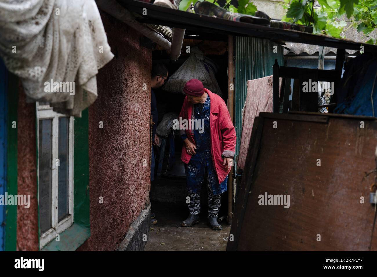 12 giugno 2023, Kherson, Ucraina: Valerie, 73 è visto uscire dalla sua casa allagata dopo che l'acqua è uscita da Mykhailivka. Valerie ha costruito la casa con il marito che sono sposati per 54 anni. L'acqua era alta 3m metri e danneggiava la maggior parte dei loro effetti personali. Sono stati evacuati nel villaggio vicino. Quando il livello dell'acqua di KhersonÃ inizia a scendere, gli abitanti della città del sud dell'Ucraina tornano nella loro casa allagata per affrontare le conseguenze, mentre alcuni villaggi sono ancora sott'acqua. Con la mancanza di acqua potabile, la mancanza di elettricità e le miniere galleggianti, gli sforzi di soccorso continuano ma il livello dell'acqua oscilla Foto Stock