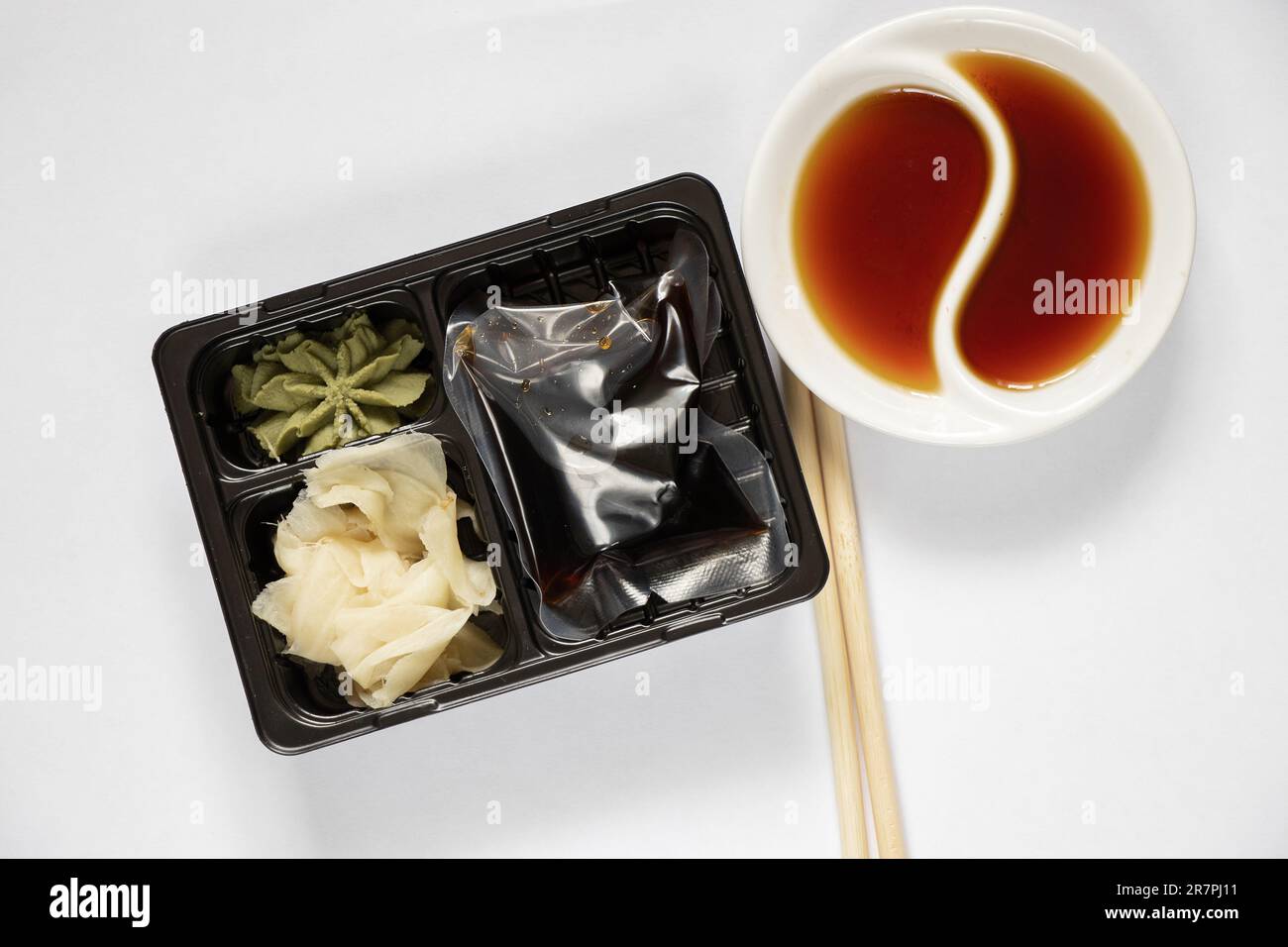 contenitore per la consegna di salsa di soia di sushi e wasabi con cibo, consegna dal ristorante di sushi Foto Stock