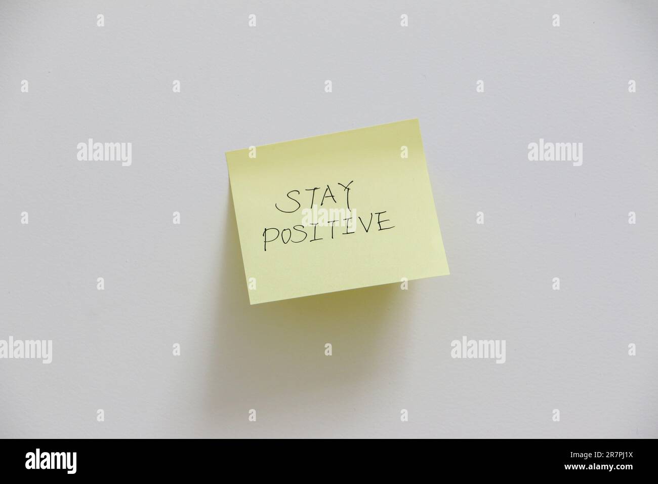 Messaggio motivazionale, stimolante e incoraggiante per rimanere positivo sulla nota adesiva gialla attaccata sul muro per il mese di sensibilizzazione sulla salute mentale. Promemoria t Foto Stock