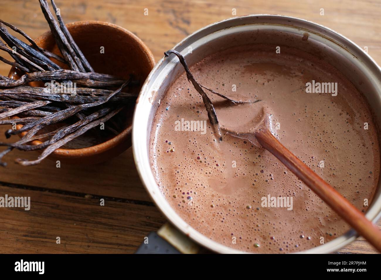 Preparazione del cioccolato caldo con i fagioli alla vaniglia Foto Stock