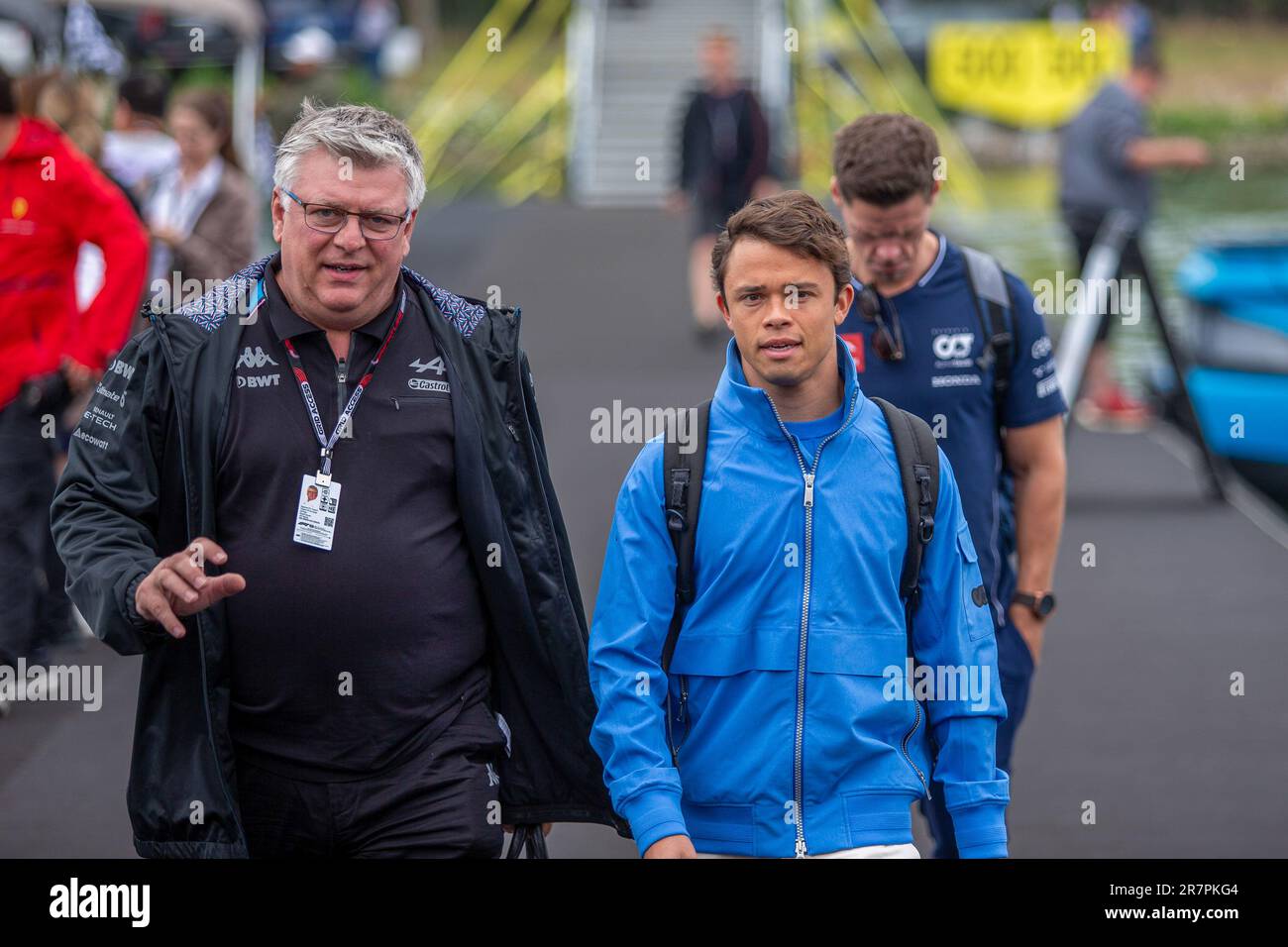 Otmar Szafnauer (USA) - Alpine F1 Team Principal e Nyck De Vries (NED) - Scuderia AlphaTauri durante il day2, venerdì, del GRAN PREMIO DI FORMULA 1 PIRELLI Foto Stock