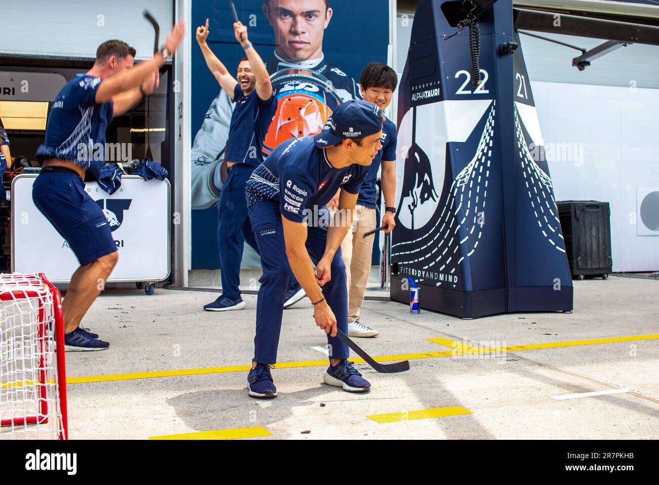 I meccanici della Scuderia AlphaTauri al lavoro durante il giorno 1 di FORMULA 1 PIRELLI GRAND PRIX DU CANADA 2023 - dal 15th al 18th giugno 2023 a Montreal, Quebec Foto Stock