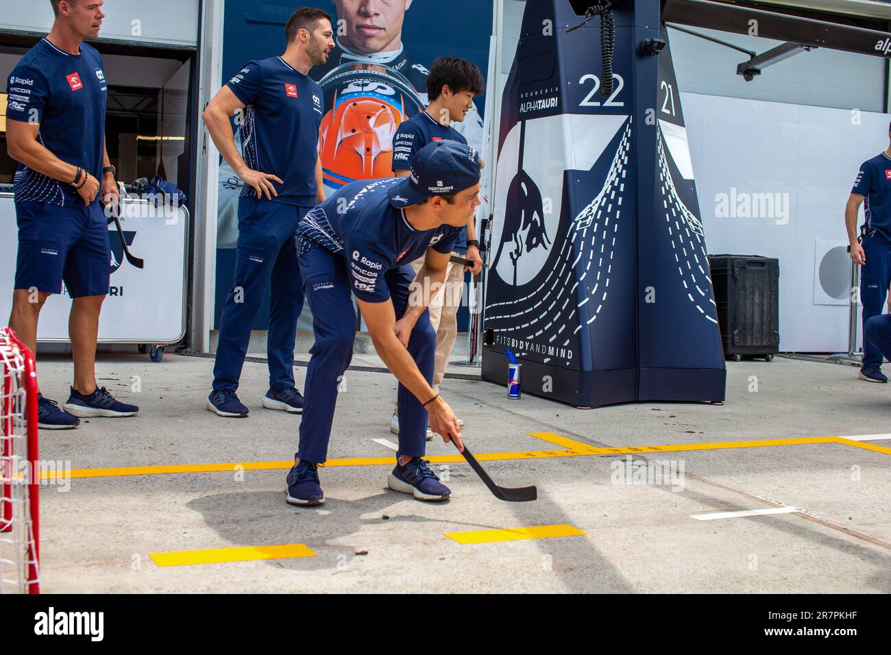 I meccanici della Scuderia AlphaTauri al lavoro durante il giorno 1 di FORMULA 1 PIRELLI GRAND PRIX DU CANADA 2023 - dal 15th al 18th giugno 2023 a Montreal, Quebec Foto Stock