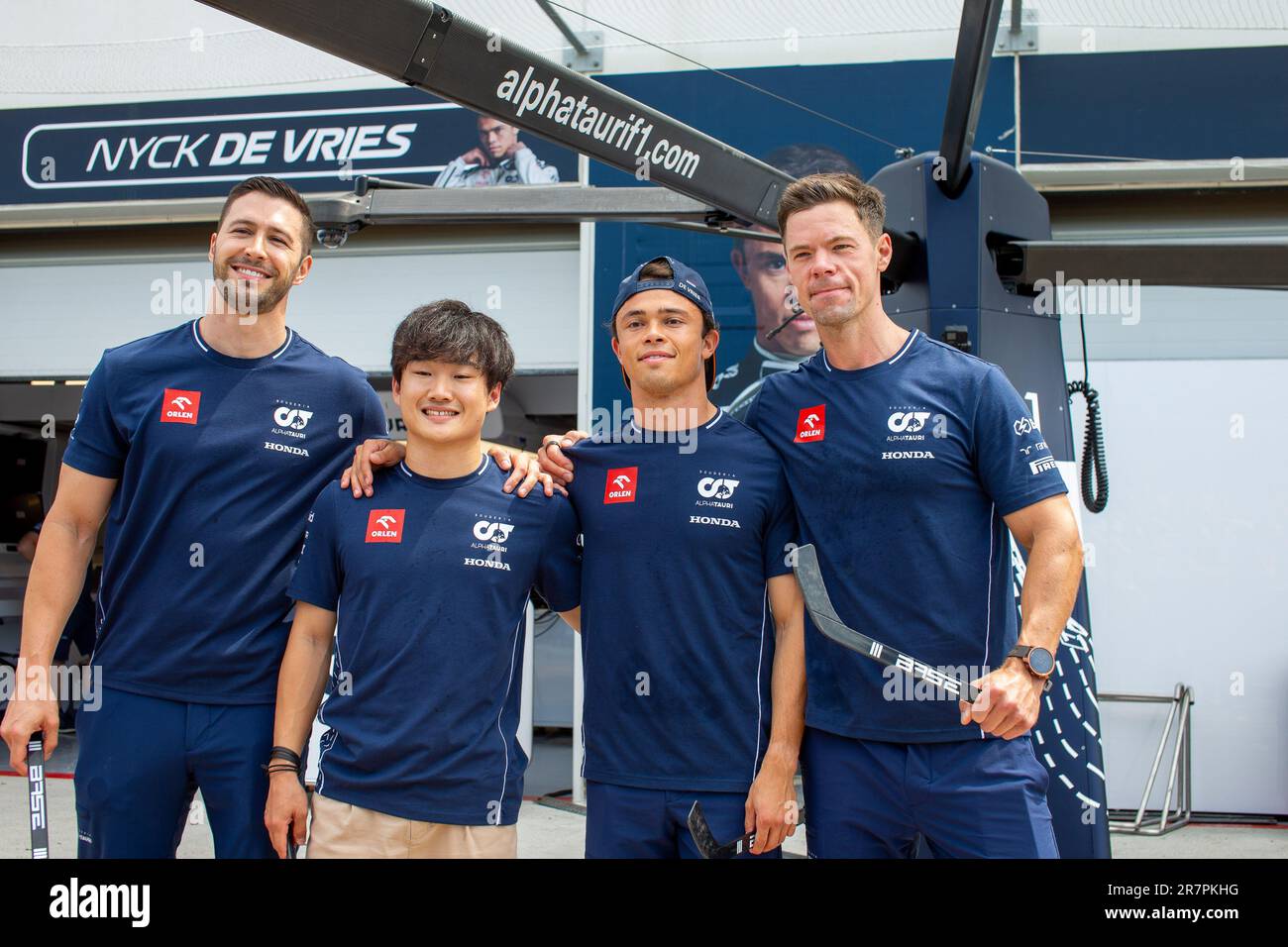 Yuki Tsunoda (JAP) Alpha Tauri AT04 e Nyck De Vries (NED) - con i meccanici della Scuderia AlphaTauri al lavoro durante il giorno 1 di FORMULA 1 PIRELLI GRAND P Foto Stock