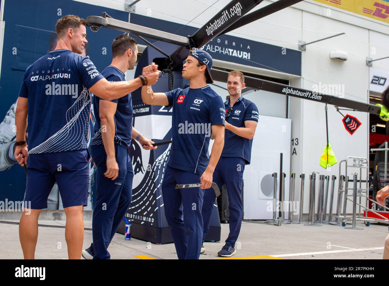 I meccanici della Scuderia AlphaTauri al lavoro durante il giorno 1 di FORMULA 1 PIRELLI GRAND PRIX DU CANADA 2023 - dal 15th al 18th giugno 2023 a Montreal, Quebec Foto Stock