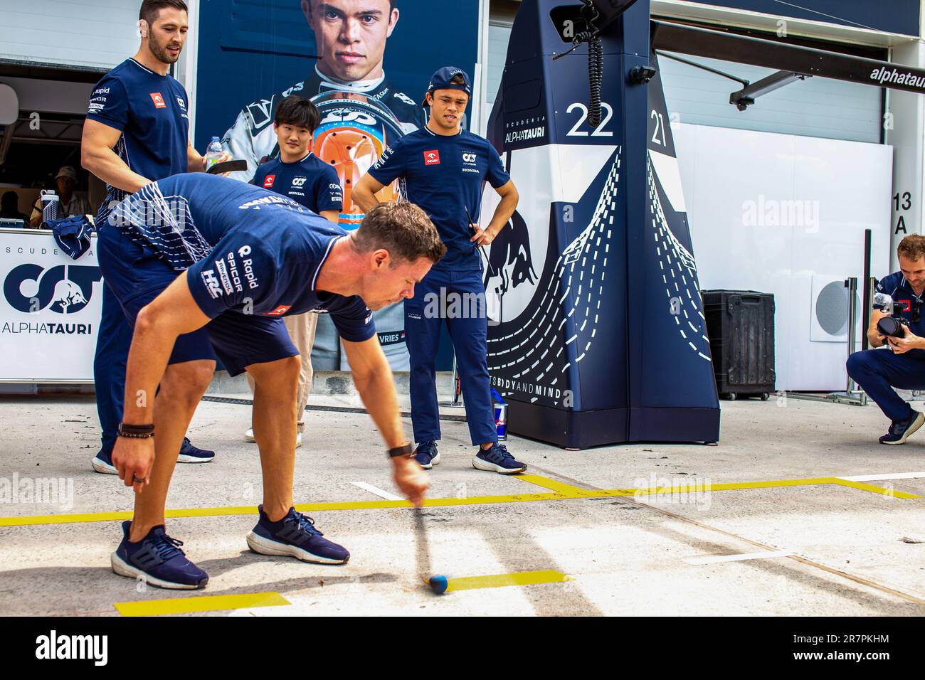 I meccanici della Scuderia AlphaTauri al lavoro durante il giorno 1 di FORMULA 1 PIRELLI GRAND PRIX DU CANADA 2023 - dal 15th al 18th giugno 2023 a Montreal, Quebec Foto Stock