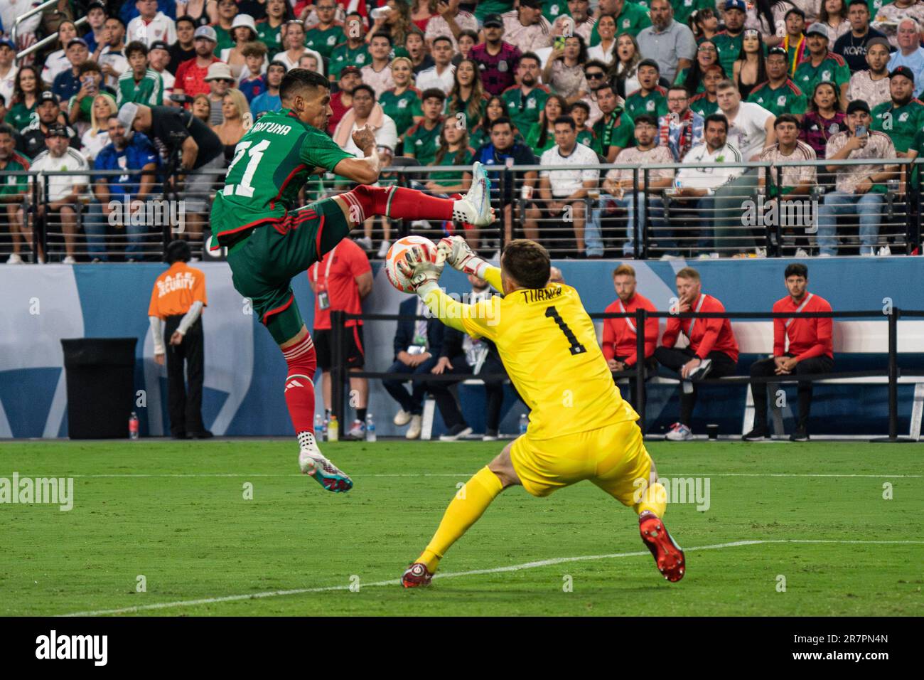 Il portiere degli Stati Uniti Matt Turner (1) raccoglie un pass destinato al centrocampista messicano Uriel Antuna (21) durante una partita semifinale della CONCACACAF Nations League, gio Foto Stock