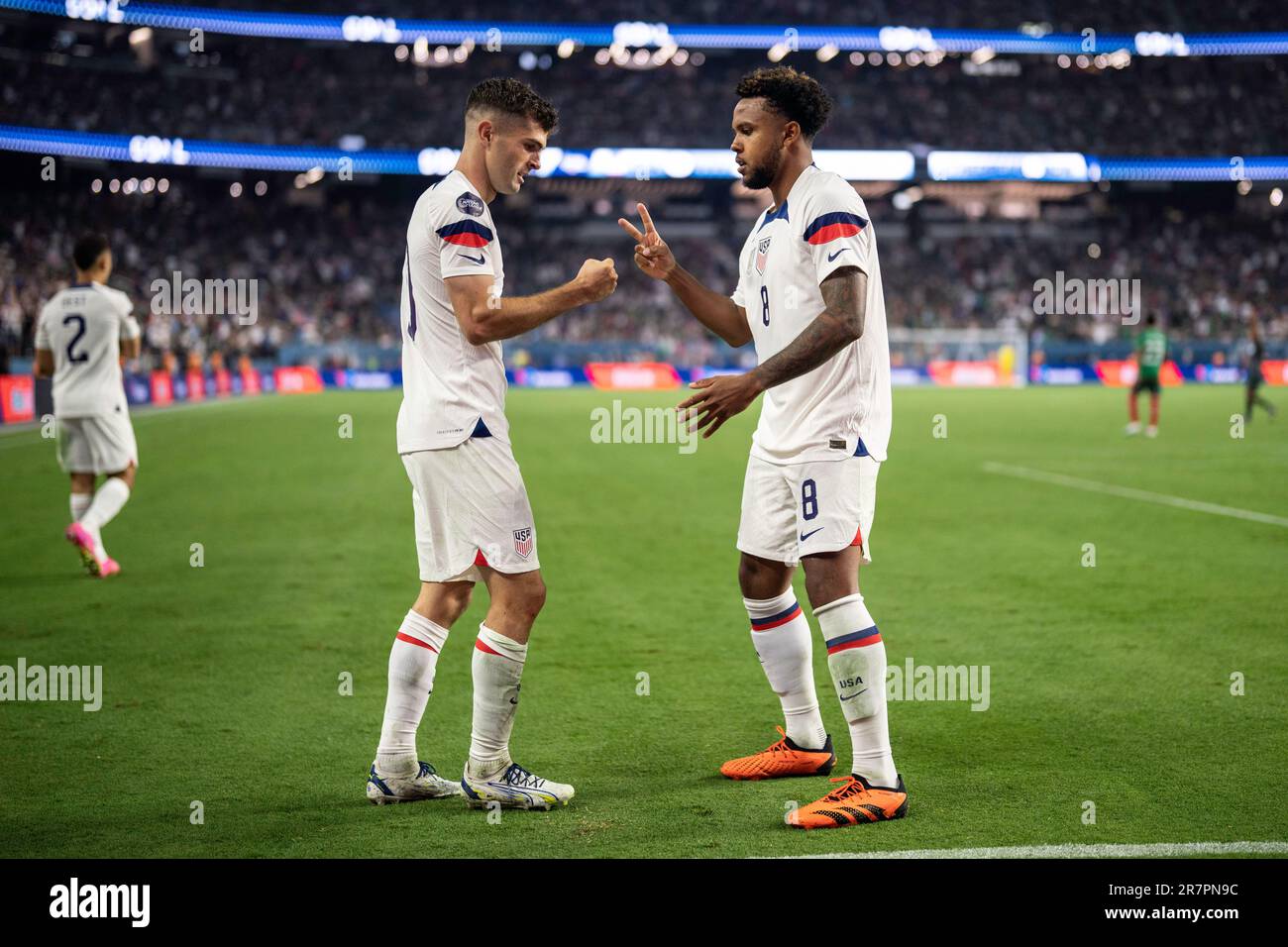 USA Forward Christian Pulisic (10) celebra il suo secondo obiettivo con il centrocampista Weston McKennie (8) durante una partita semifinale della CONCACACAF Nations League ag Foto Stock