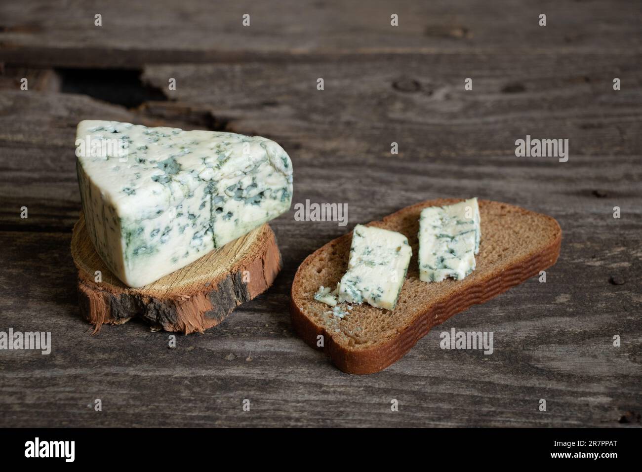 un pezzo di formaggio blu su un tavolo di legno primo piano Foto Stock