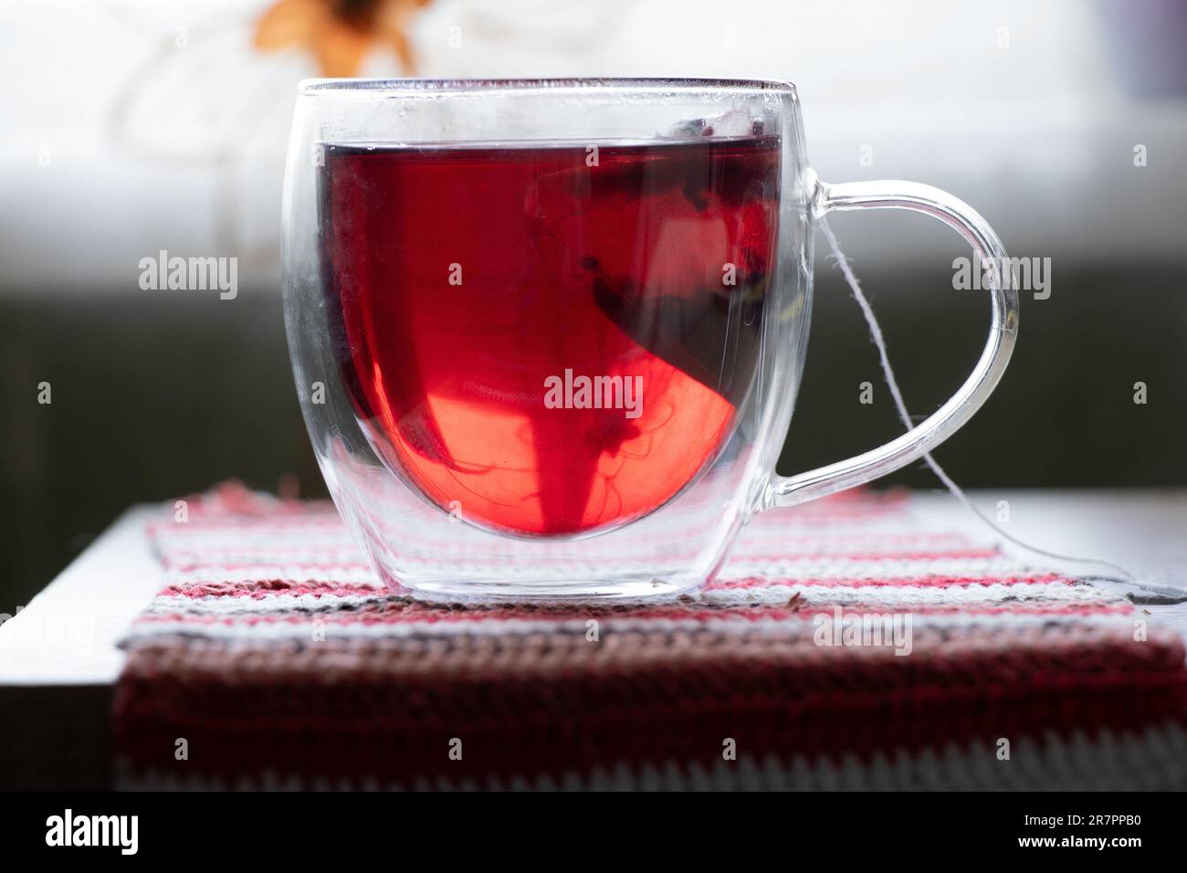 una tazza di tè rosso è sul tavolo la mattina in cucina Foto Stock