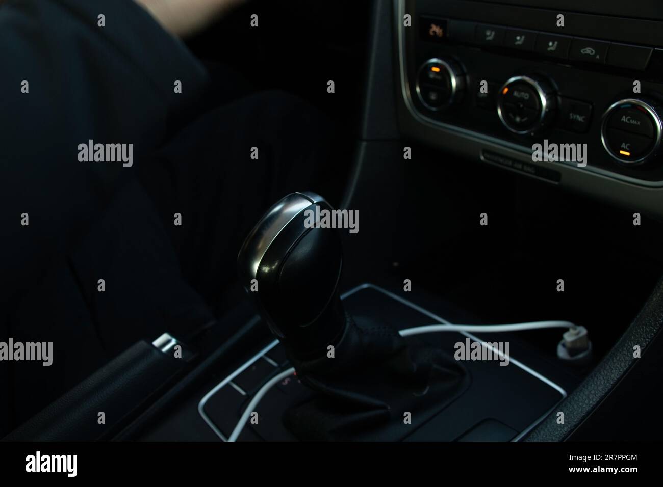 primo piano della leva del cambio in un'autovettura Foto Stock