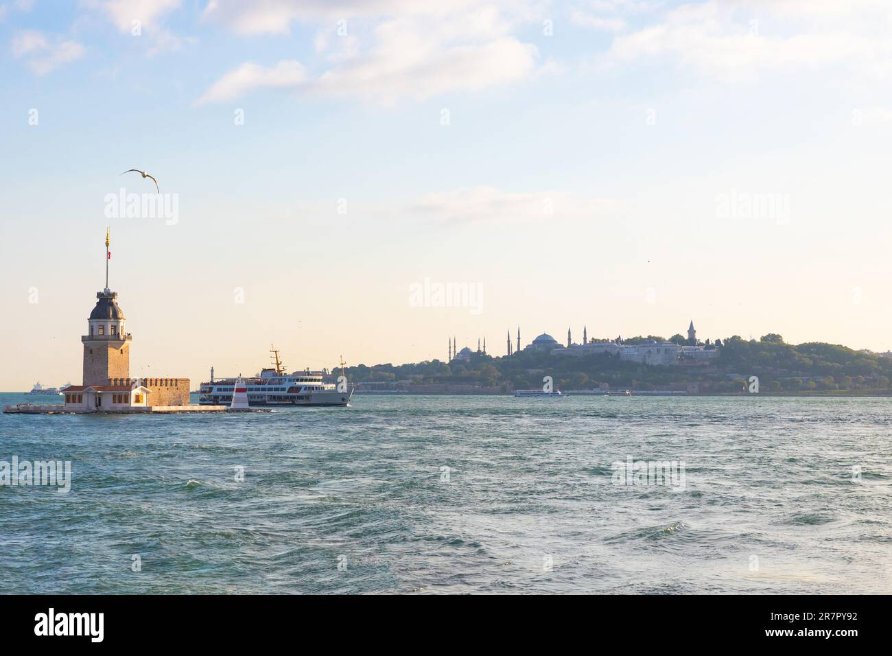 Kiz Kulesi o Torre della Maiden con il paesaggio urbano di Istanbul. Visita la foto di sfondo di istanbul. Foto Stock