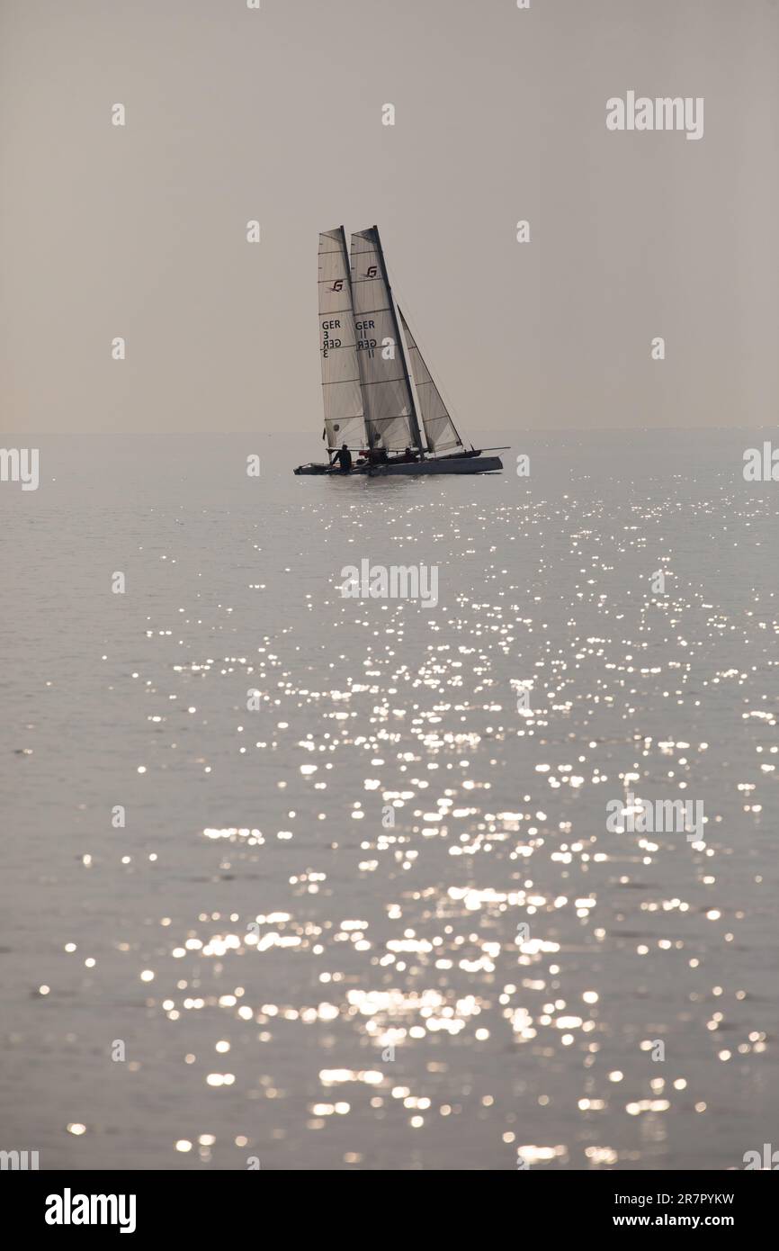 La barca a vela cerca il vento tra la foschia al largo di Helnaes, Funen, Danimarca Foto Stock