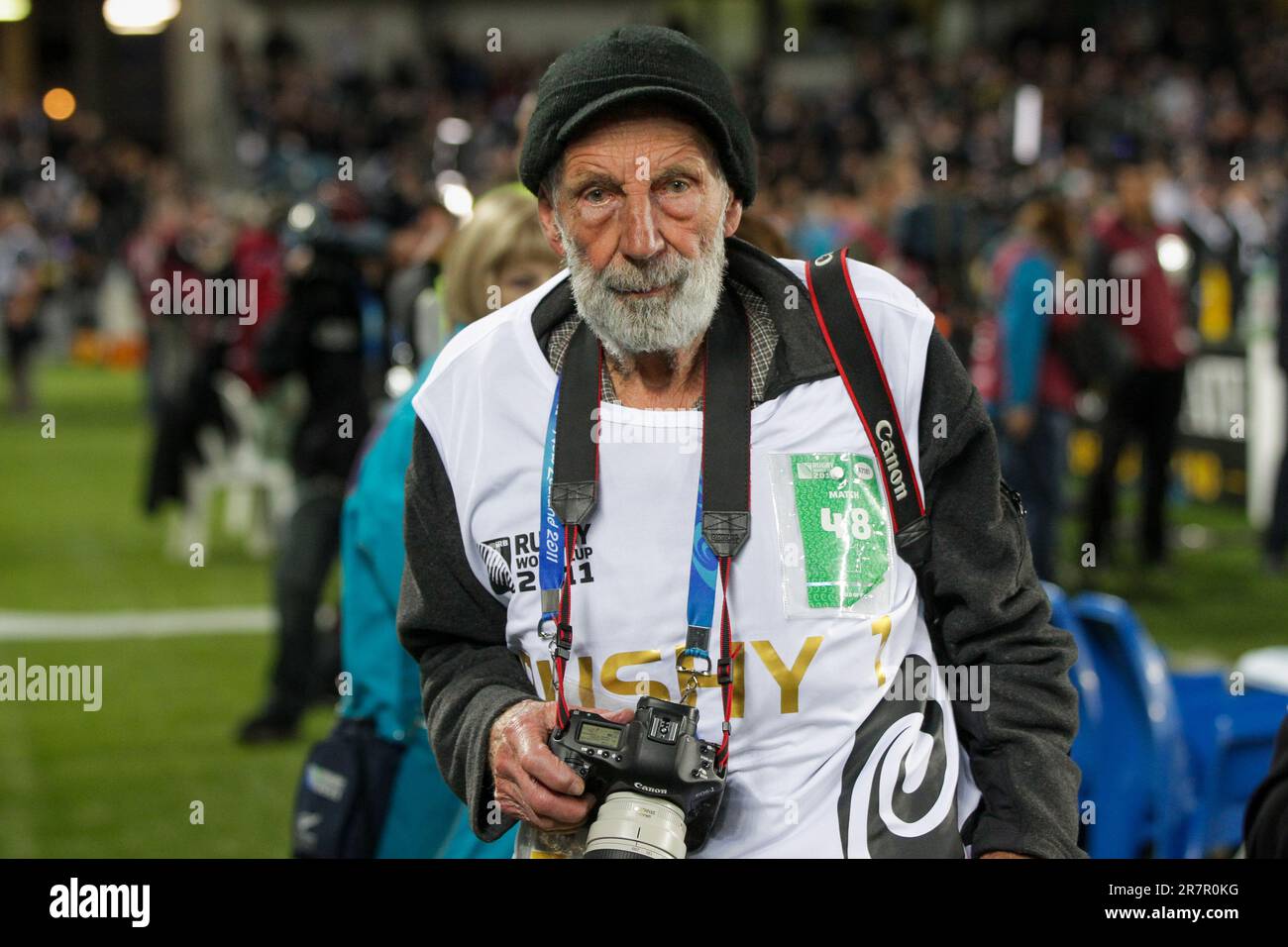 Peter Bush, fotografo di rugby neozelandese, attende l'inizio della finale della Coppa del mondo di rugby neozelandese contro la Francia all'Eden Park, Auckland, Nuova Zelanda, domenica 23 ottobre. 2011. Foto Stock