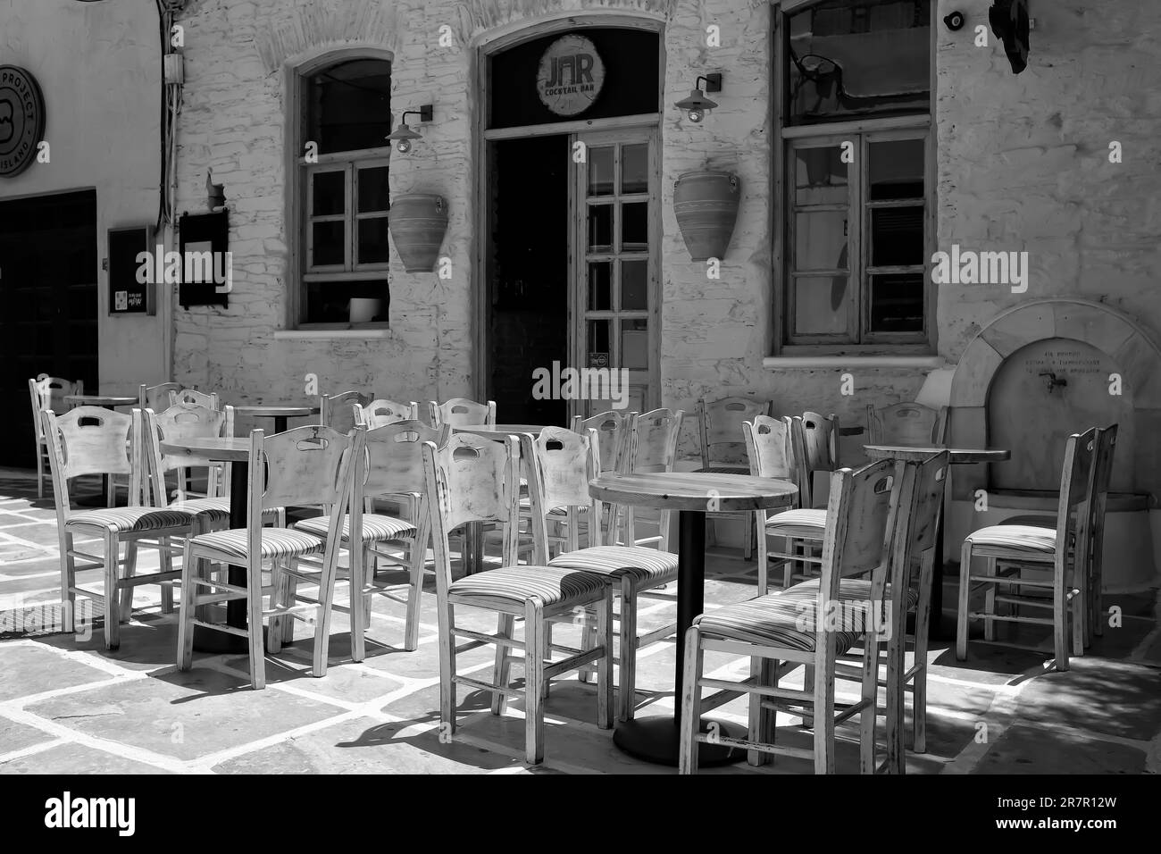 IOS, Grecia - 25 maggio 2021 : Vista della famosa piazza circondata da bar nella pittoresca isola di iOS Grecia Foto Stock