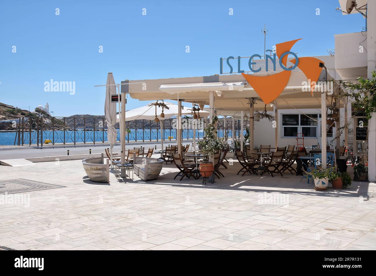 IOS, Grecia - 21 maggio 2021 : Vista di un bar con una terrazza all'aperto di fronte al mare al porto di iOS Grecia Foto Stock