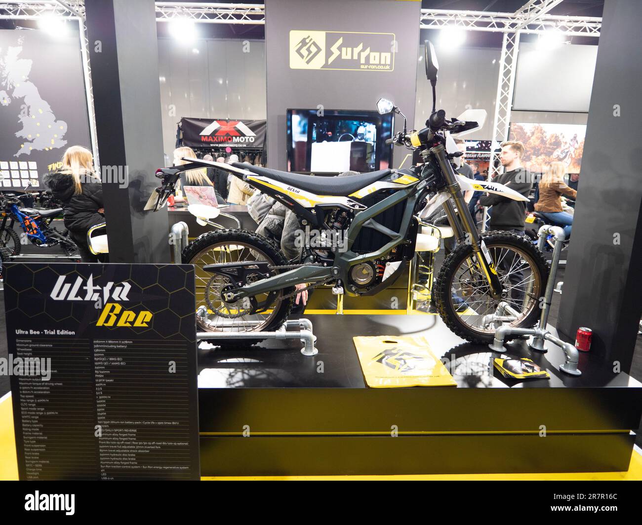 Scene al Carole Nash MCN London Motorcycle Show Excel London, sur-ron Stand con la moto di prova elettrica Surron Ultra Bee che ha una velocità massima di 90km km/H. Foto Stock