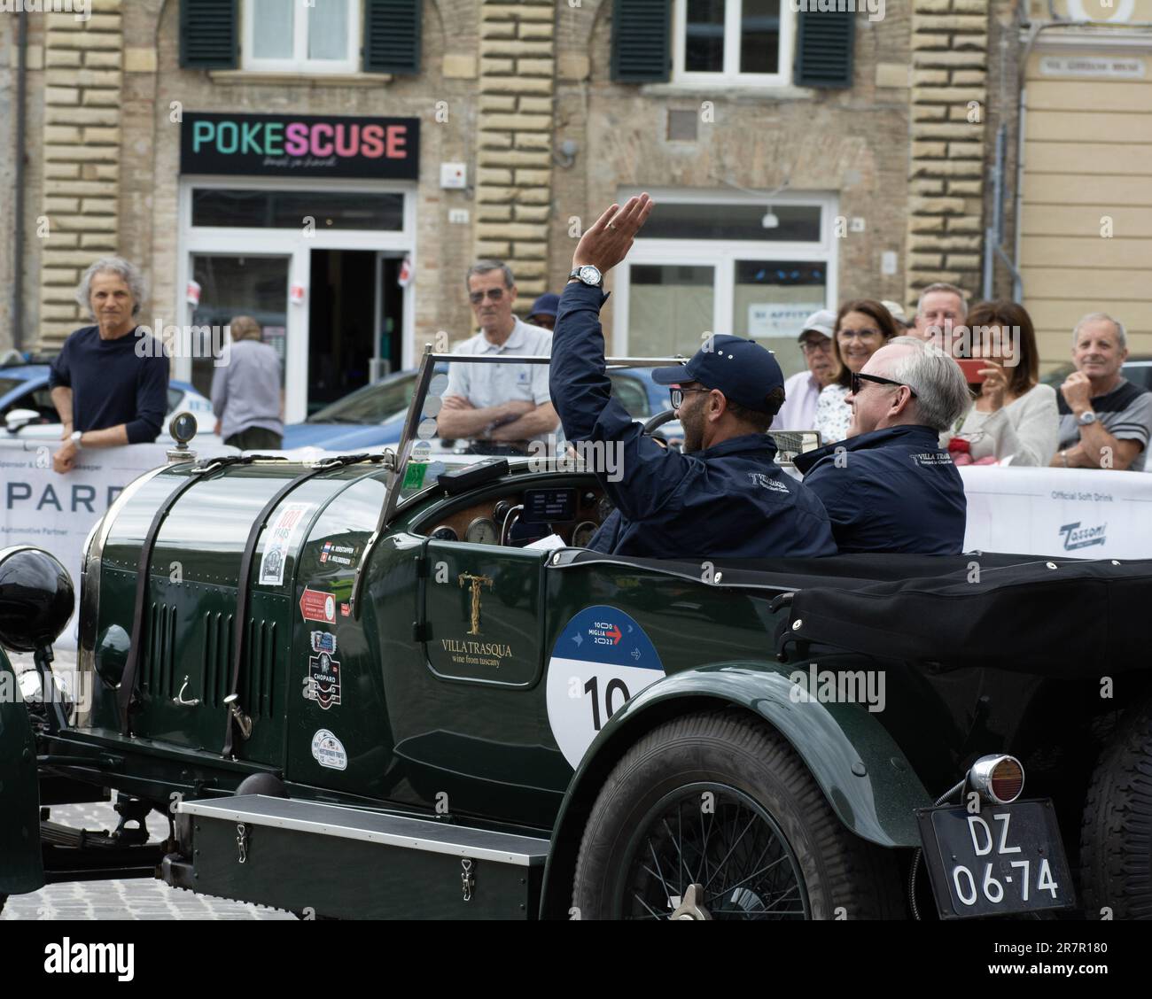 PESARO , ITALIA - 14 GIU - 2023 : BENTLEY 3 LITRI 1923 su una vecchia auto da corsa nel rally Mille miglia 2020 la famosa corsa storica italiana (1927-1957) Foto Stock