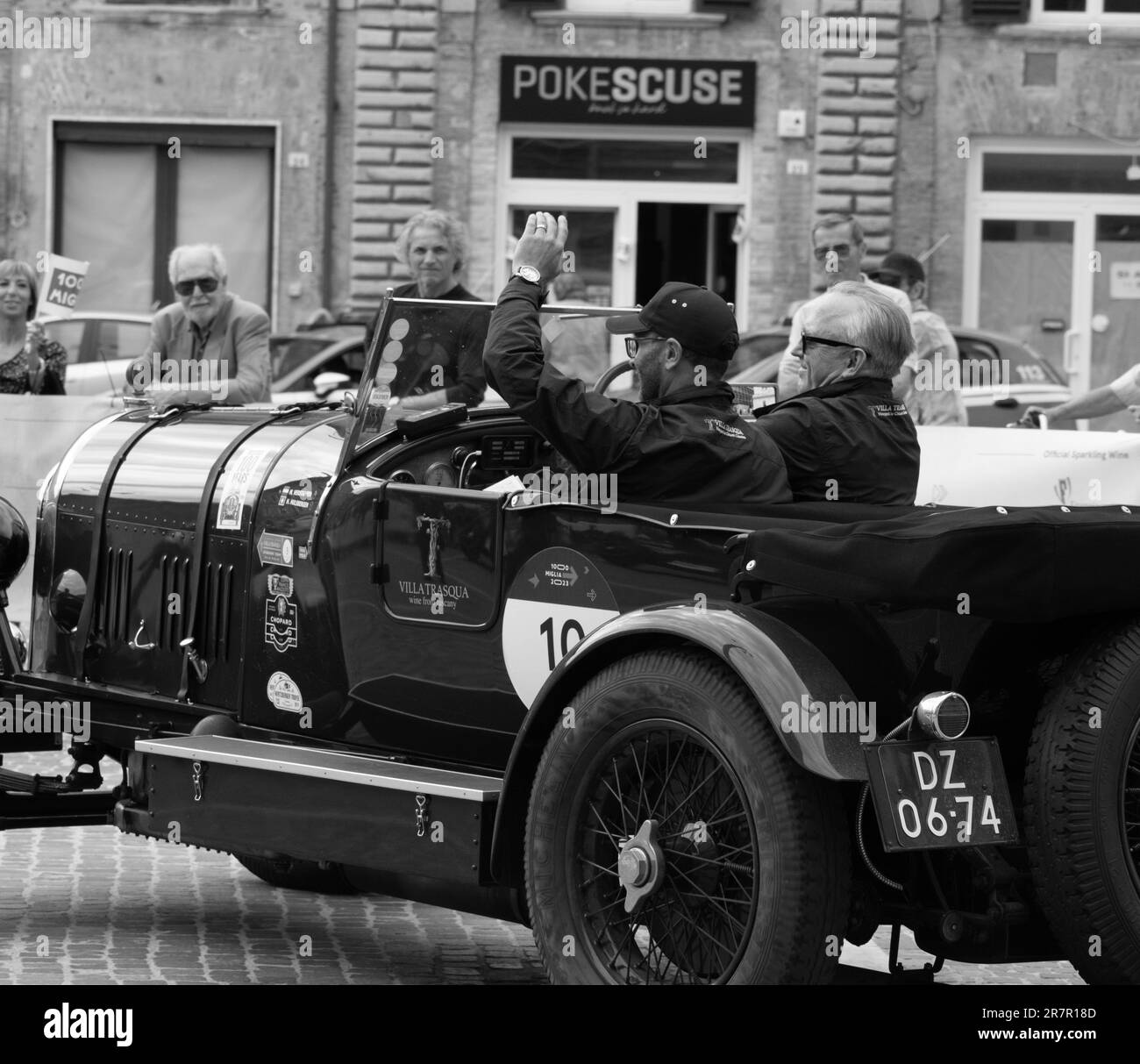 PESARO , ITALIA - 14 GIU - 2023 : BENTLEY 3 LITRI 1923 su una vecchia auto da corsa nel rally Mille miglia 2020 la famosa corsa storica italiana (1927-1957) Foto Stock