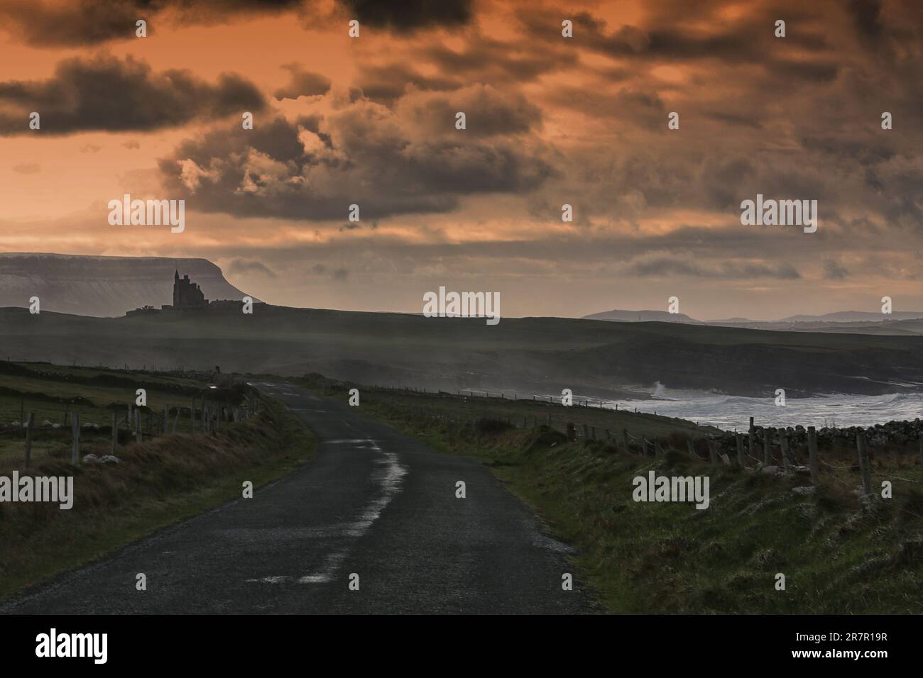 Wild Atlantic Way. Coast Road fino al castello di Mullaghmore, contea di Sligo, Irlanda Foto Stock