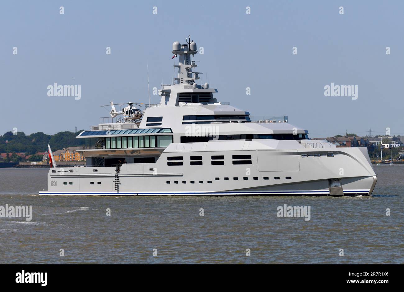 Superyacht Norn (danese per “fate”) AKA Project 1601, che si inanella oltre Gravesend. Il favoloso yacht a motore 90m da $250 milioni di dollari appartiene a Charles Simonyi a H. Foto Stock