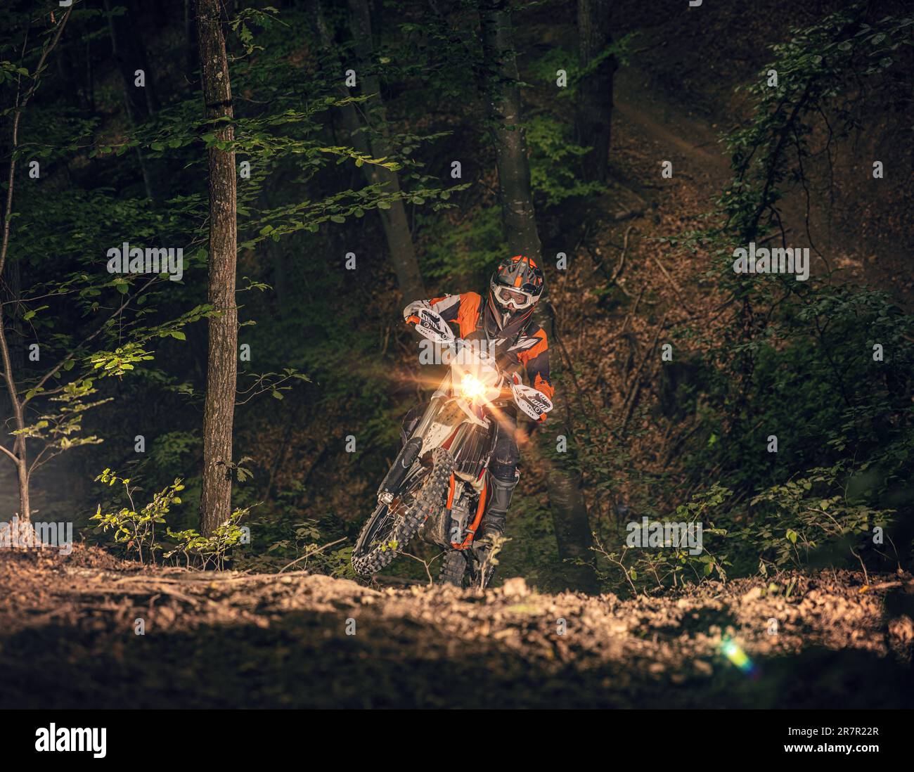 Motociclista attraversa la foresta. Concetto di sport estremo Foto Stock