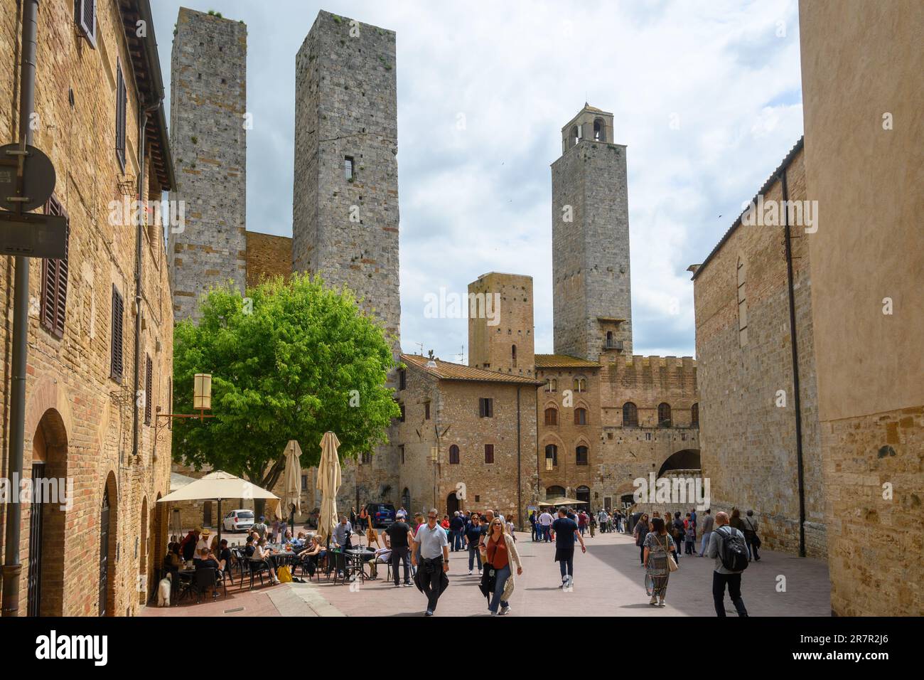 San Gimignano Italia 30 Aprile 2023 Turisti In Visita Al Centro san-gimignano-italia-30-aprile-2023-turisti-in-visita-al-centro