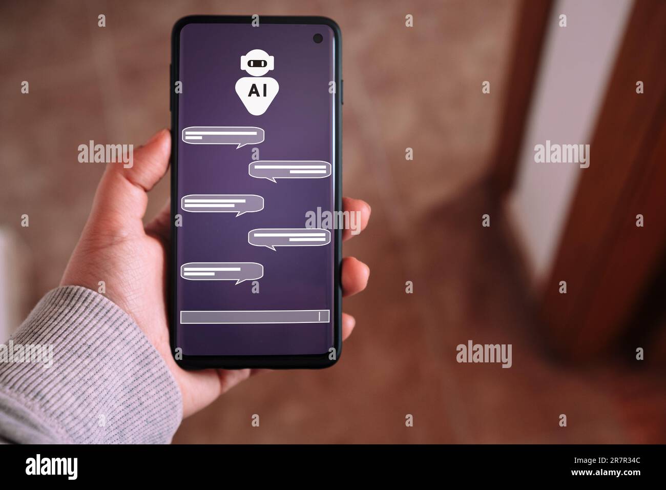 Donna che mostra lo smartphone mentre usa un chatbot. Concetto ai del prompt dei comandi. Intelligenza artificiale. Trasformazione tecnologica futuristica. Foto Stock