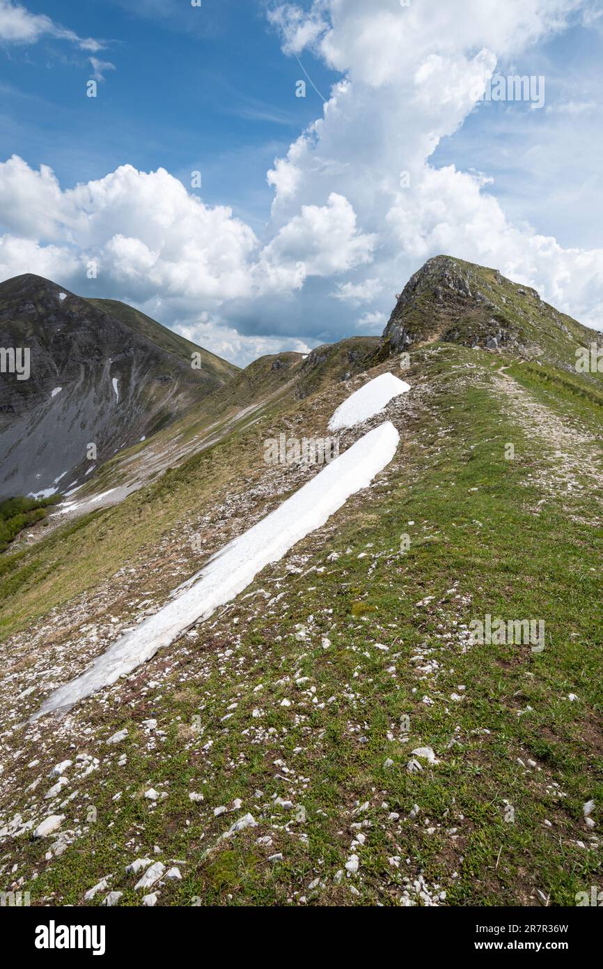 Paesaggio montano nella catena appenninica vicino al Monte Terminillo nel mese di maggio, Italia Centrale, Europa Foto Stock