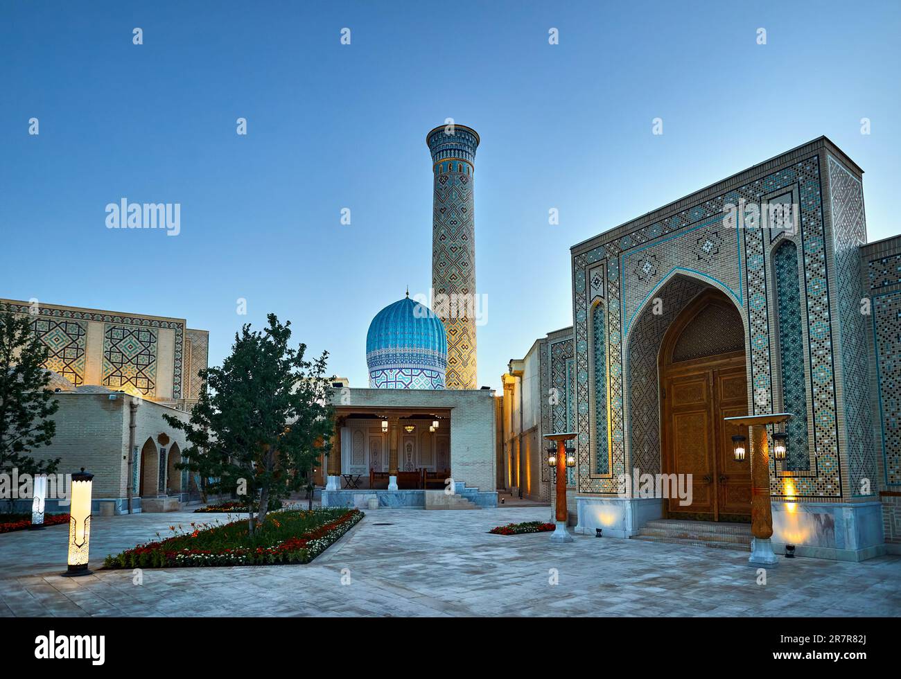 Samarcanda Città Eterna Boqiy Shahar Registan piazza pubblica con moschea e minareto moderno complesso della città antica in Uzbekistan Foto Stock