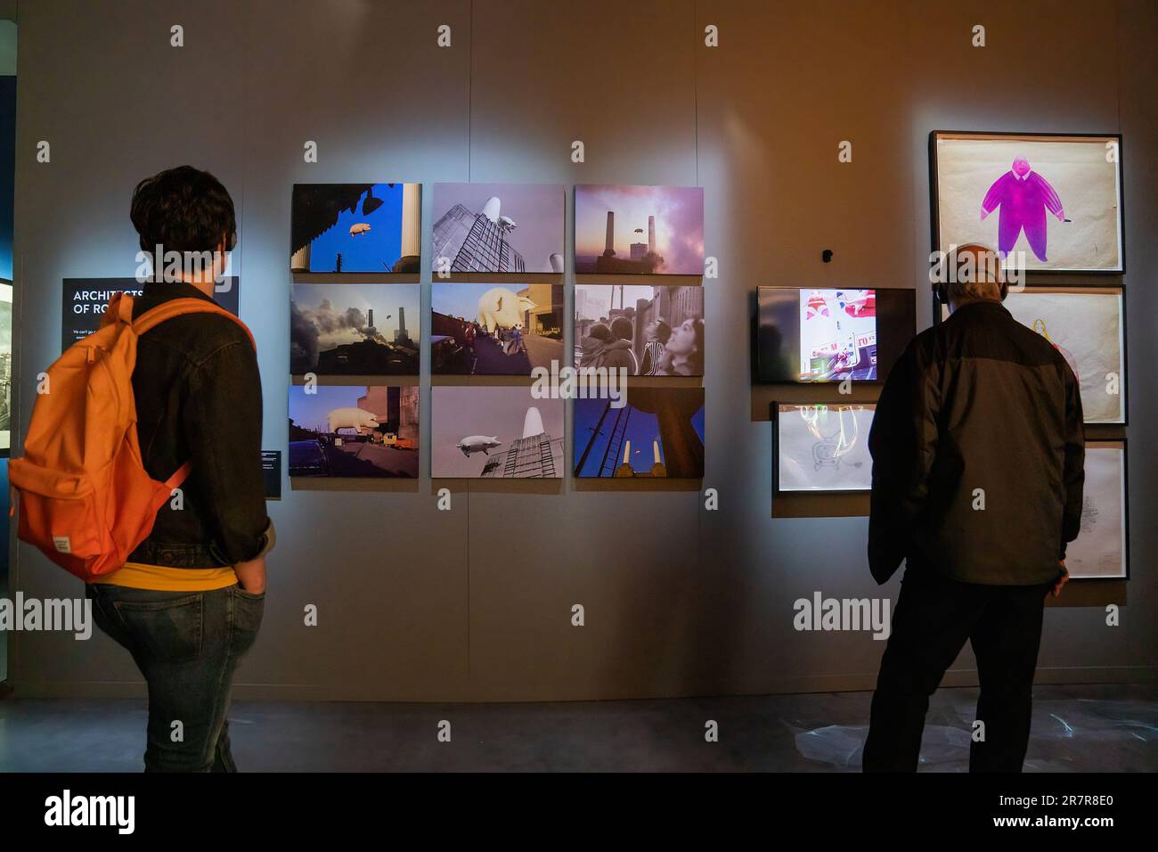 La gente visita la mostra 'Pink Floyd - Third Mortal Rains' al Better Living Center di Toronto. La mostra è un viaggio accattivante che immerge i visitatori nella ricca storia musicale e nella visione artistica della leggendaria band. La mostra "i loro resti mortali" di Pink Floyd presenta un'ampia collezione di rari manufatti, tra cui strumenti originali, oggetti di scena e iconiche copertine dell'album, fornendo uno sguardo intimo sull'evoluzione e l'impatto culturale della band. Foto Stock