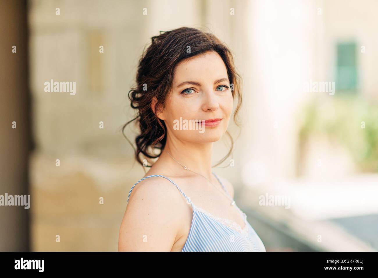 Ritratto all'aperto di bella giovane donna con capelli scuri Foto Stock