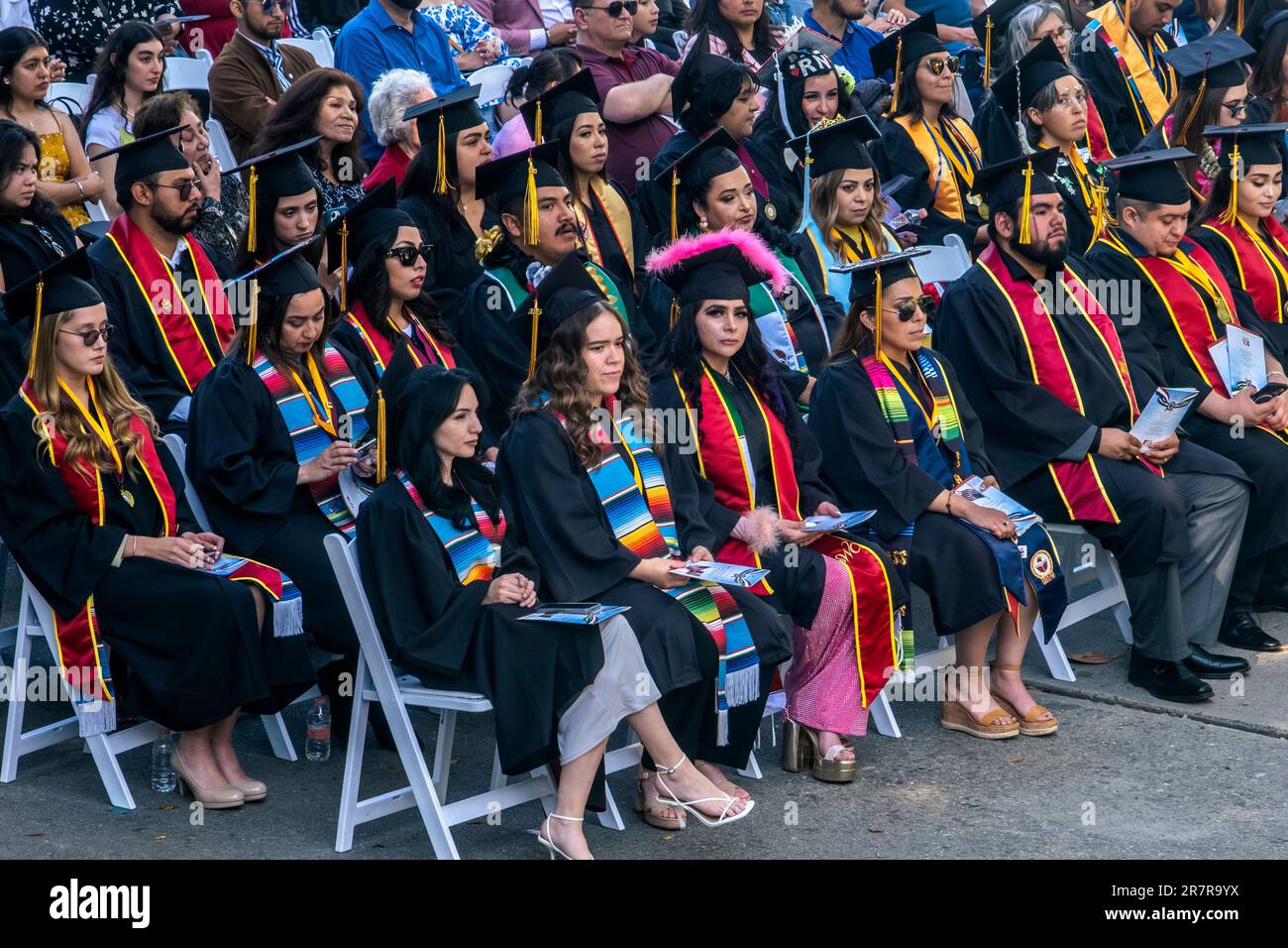 Il Southwestern College ha tenuto la sua cerimonia di laurea a Tijuana per 64 studenti che hanno una famiglia che non poteva attraversare il confine con la contea di San Diego per l'evento nel campus universitario. L'evento si è tenuto presso l'Escuela preparatoria Federal Lázaro Cárdenas di Tijuana. I rappresentanti del Southwestern College dicono di essere impegnati a portare una cultura del bi-nazionalismo all'istruzione e a sostenere la California Assembly Bill 91 che darebbe lezioni in stato all'università della California a chiunque vivesse entro 45 miglia dal confine messicano con San Diego e le contee imperiali. Giugno 15, 2023. (Matt Foto Stock