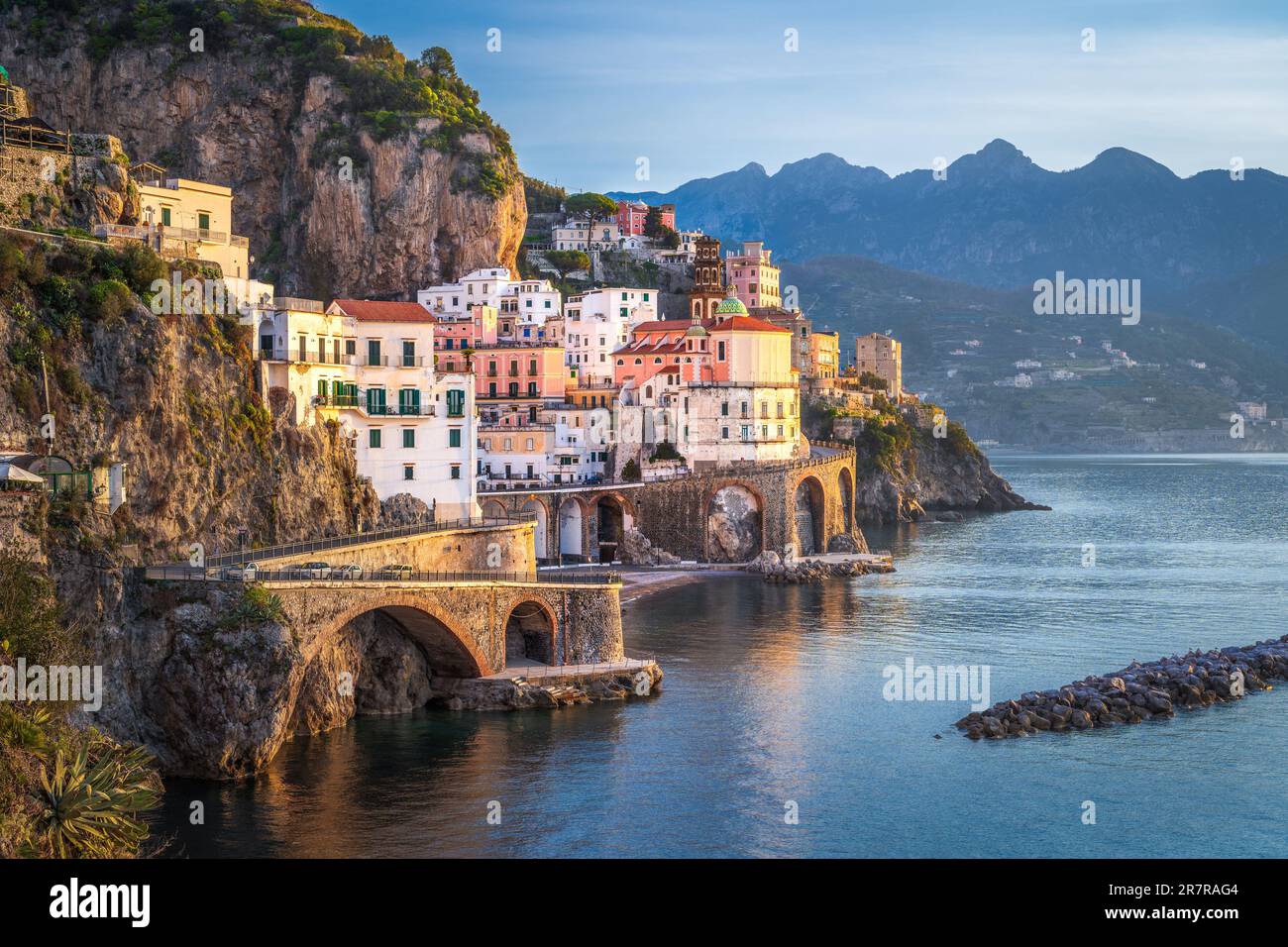 Vista mattutina della costiera amalfitana sul Mar Mediterraneo Foto Stock