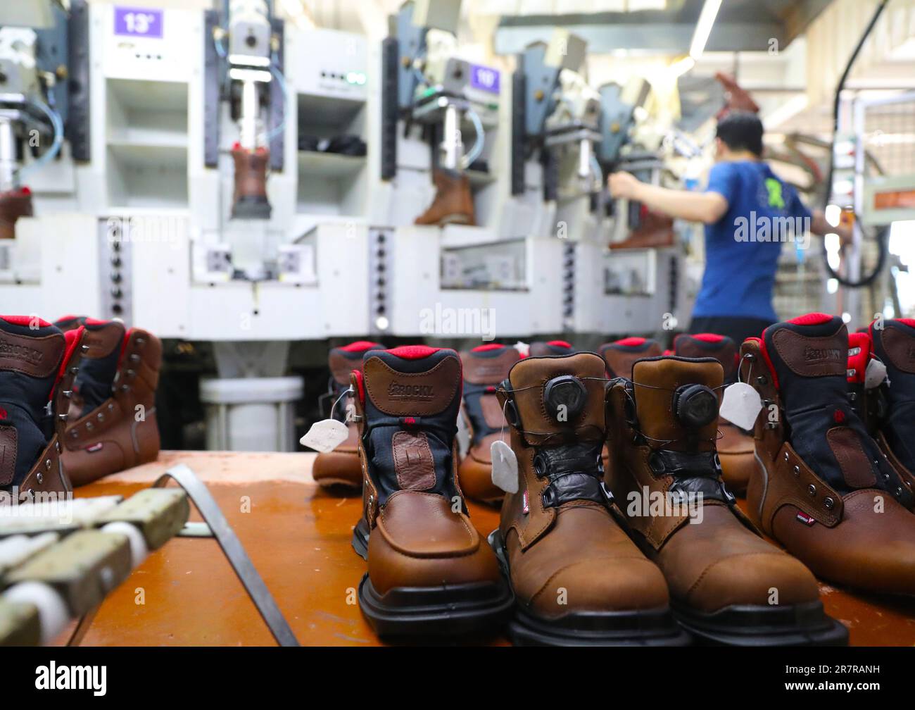 Un produttore di calzature per la protezione della manodopera fuori dalla linea di produzione, 17 giugno 2023, città di Weifang, provincia di Shandong, Cina. Foto Stock
