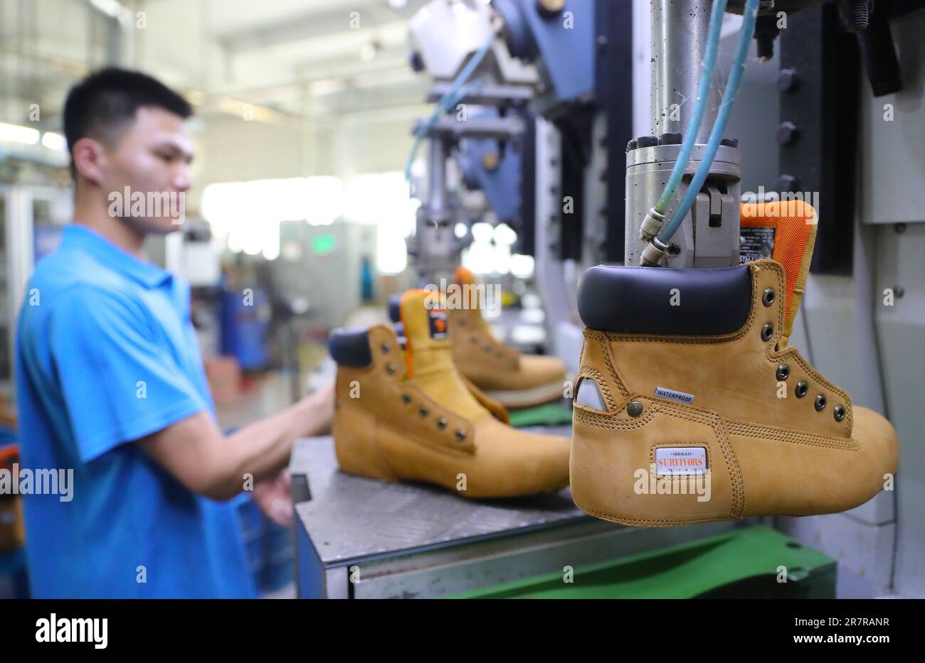 Un produttore di calzature per la protezione della manodopera fuori dalla linea di produzione, 17 giugno 2023, città di Weifang, provincia di Shandong, Cina. Foto Stock