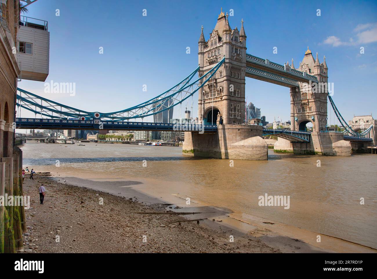 London Tower Bridge, giorno d'estate, vista dal Sud Est Foto Stock