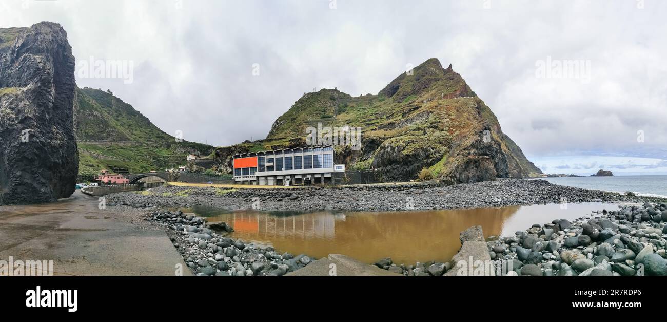 Isola di Madeira Portogallo - 04 19 2023: Vista panoramica a Ribeira da Janela sul villaggio di Porto Moniz, formato da rocce vulcaniche, edifici villaggio i Foto Stock